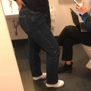  - Säljer dessa nästan helt oanvända weekday jeansen. I modellen Rowe Extra High Straight Jeans suuuper snygga.