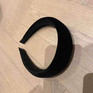  - Diadem oanvänt från ginatricot 