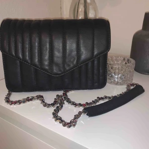  - Oanvänd väska från zara. Bandet är långt så det är en crossbody-väska. Frakt tillkommer ✨