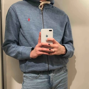 Ralph Lauren tröja från USA -  Äskaaaar färgen!! Så fin Ralph Lauren tröja som passar till i princip allt (men speciellt jeans 😇). Skicket är utmärkt. Köpare står för frakt <333. 1100kr nypris från USA