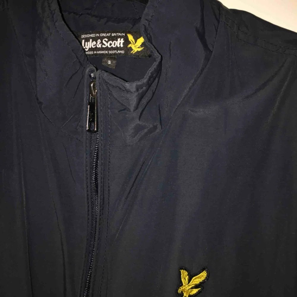 Skitsnygg Lyle & Scott jacka i nyskick. Marinblå . Jackor.