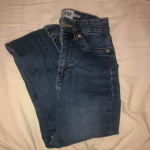  - Ett par blåa högmidjade jeans ifrån lager 157. Rekommenderar stark för er som är lite mindre och har svårt att hitta jeans som passar! Bara använda ett fåtal gånger! frakt 10kr🥰