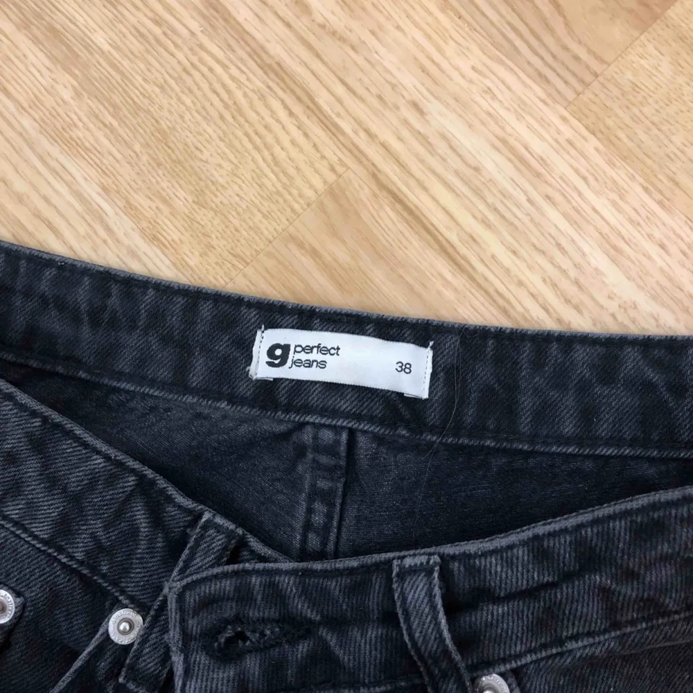 trendiga mom jeans med snygg passform!! i storlek 38 men passar även 36 (jag brukar ha 36). säljer pga använder aldrig. köparen står för frakt (+40kr)💕💕. Jeans & Byxor.