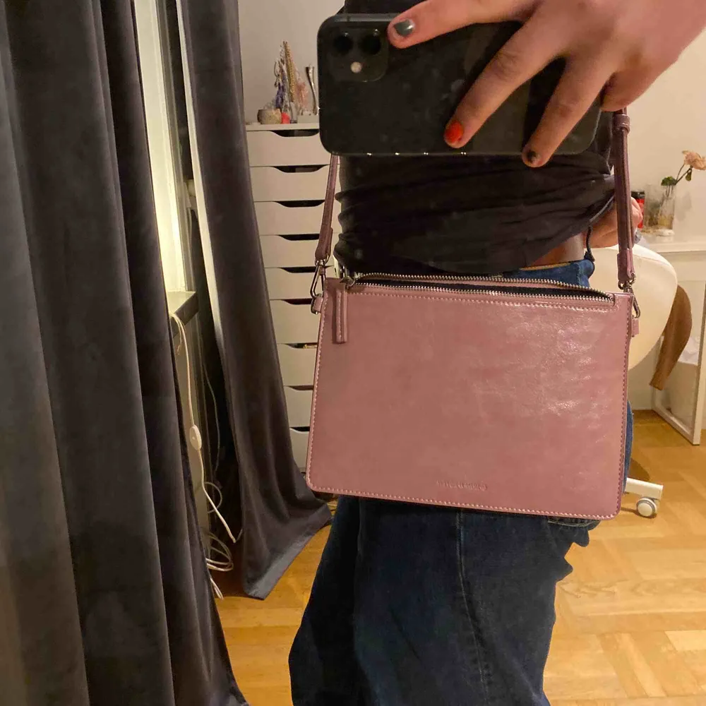 En jättefin rosa väska från carin wester med silver dragkedja! har används 2/3 gånger! Perfekt storlek.Säljs för att jag inte använder den tillräckligt mycket. Hoppas den kan komma till användning hos nån annan! Den är köpt för kanske 250/300kr.. Väskor.