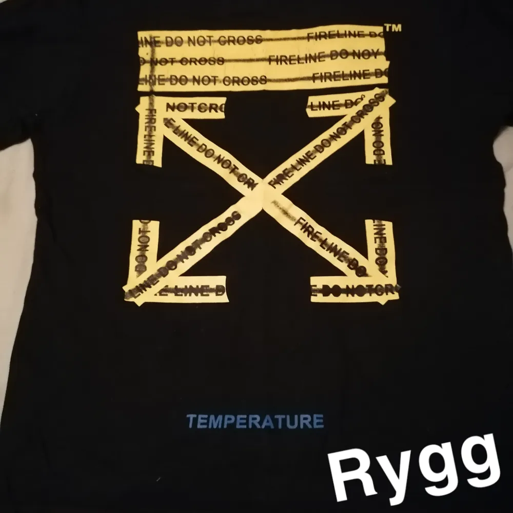 Säljer min fake off-White T-shirt som är fake. Kan fraktas men köparen står för frakten. . T-shirts.