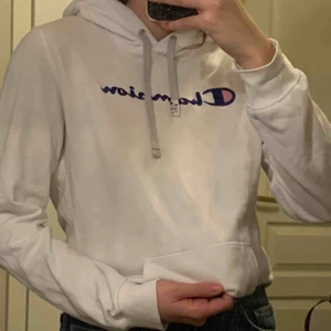  - Hoodie från Champion. Storlek XL, men jag skulle säga att den är som en L/M. Lite nopprig som man kan se på andra bilden.