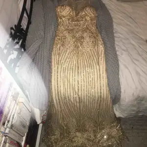 Väldigt fin figursydd guld klänning. Köpte den i Bryssel för att gå på ett bröllop och har tyvärr ingen användning för den längre. 