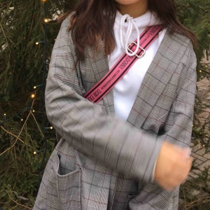  - Snygg kavaj köpt på HM för 399kr! Den är i storlek M eftersom att jag ville ha den mer som en ”jacka” !! Super snyggt över en hoodie🦋 Kan mötas i Sthlm eller frakta! Skriv privat för fler bilder