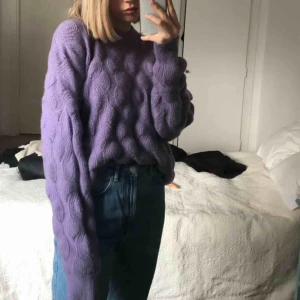  - Supermysig lila stickad tröja! Köpt på second hand. Frakt tillkommer.