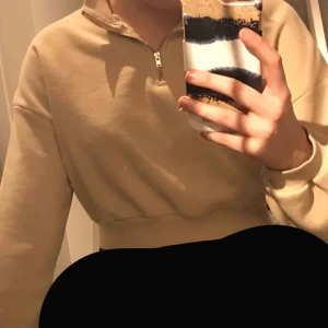  - En beige Tröja med dragkedja ifrån nelly. Kort i modellen💖 säljer pga att jag inte får användning av den. Skriv gärna om du har frågor! Pris kan diskuteras!!