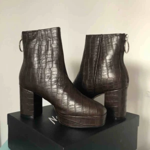  - Högklackade boots från Nasty Gal. Säljer pga för stora och hann inte skicka tillbaka! Alltså helt oanvända. 