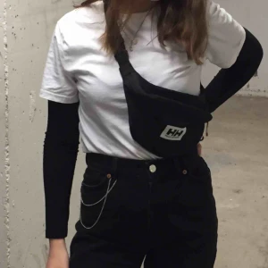  - Säljer en fet magväska från Helly Hansen. Sparsamt använd! köparen står för frakten. 100 kr 