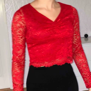  - En snygg röd spelstopp från NewYorker i storlek S, jag har S. Köparen står för frakt, kan också mötas upp någon stans i Stockholm❤️