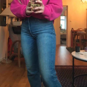  - Ett par äkta Levi’s jeans! Lite små i storleken, passar en 26! Originalpris 1000 kr! Använda ett fåtal gånger. Sitter snyggt🤩 Jag är ca 168 cm lång. Möts i Uppsala/fraktar