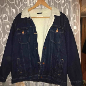  - Fodrad blå jeansjacka. Den är i storlek L men skulle säga mer M. Helt oanvänd. Frakt tillkommer