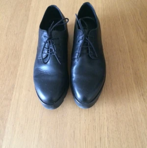  - Vaga Bond skor men kraftig sula. Sköna att ha på och i väldigt gott skick.
Passar till alla tillfällen! 
Hör av dig för ett bra köp :) 