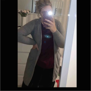  - Lång grå kofta. Lite nopprig men inget man tänker på. Är storlek M men skulle säga att den även passar S. Frakt tillkommer på 66kr