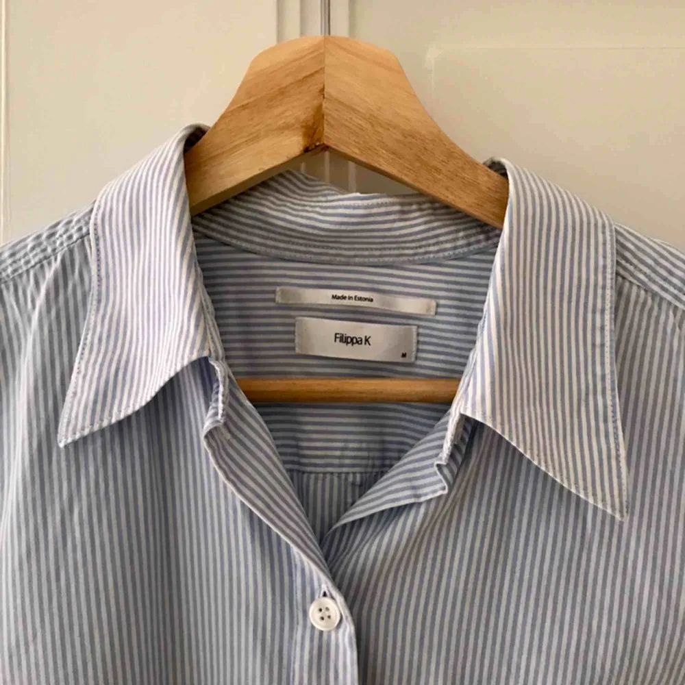Jättefin randig skjorta från Filippa K i vitt och ljusblått. Den är tunn, luftig och sitter snyggt. Älskar den men säljer pga lite för liten :(. Skjortor.