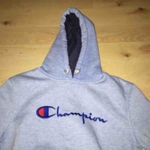  - Blå mysig hoodie som är ganska tjock och varm. 