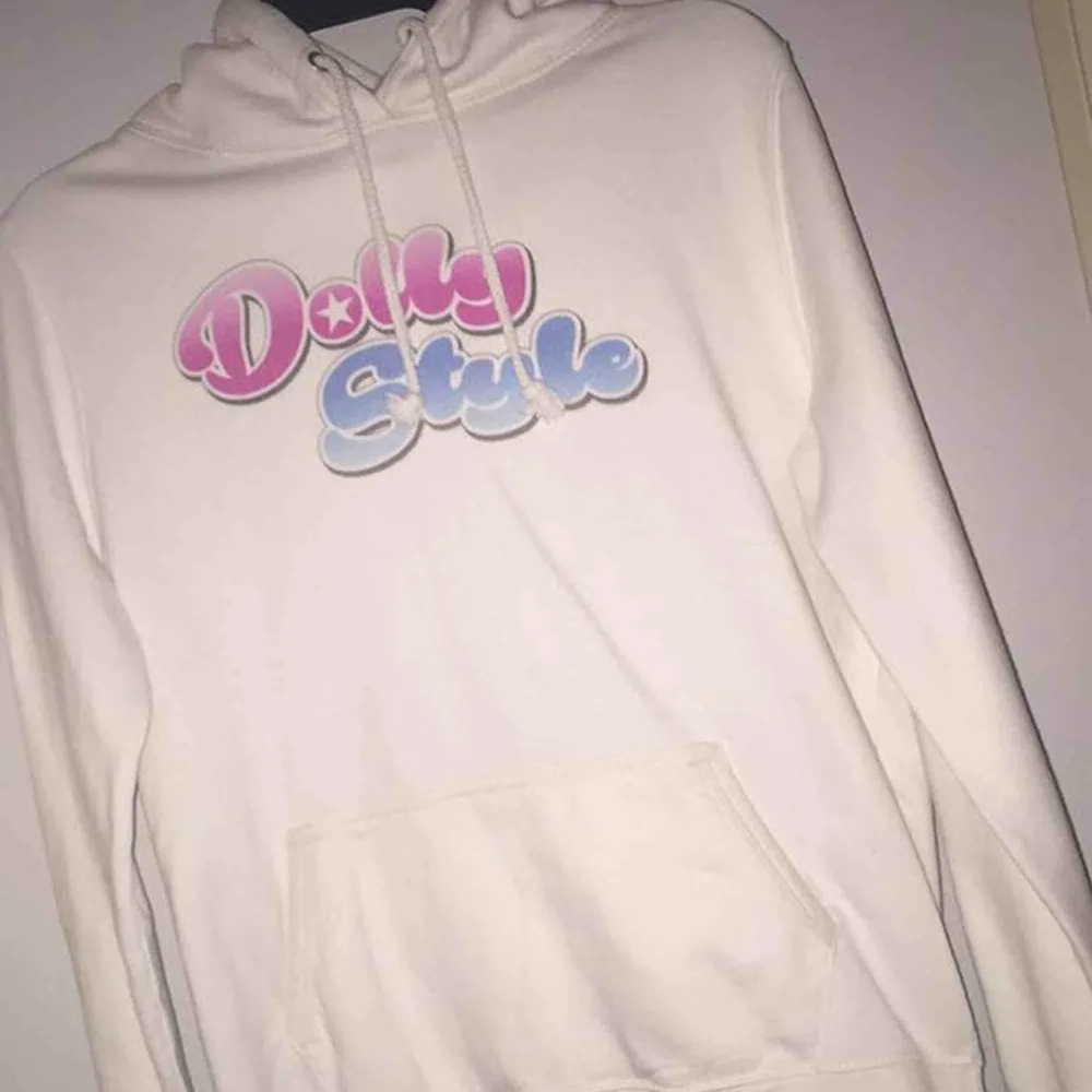 Dolly style hoodie, liten i storleken. Hoodies.