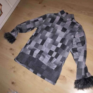  - Skit cool rutig tröja med lite högre krage och armarna har annan textil på.