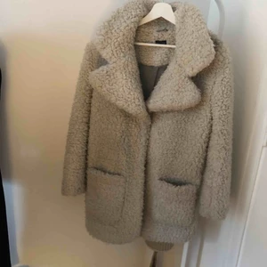  - Vitbeige Teddycoat från topshop, inköpt för några år sedan. Bra skick men skulle nog må bra av att kemas😊 värmer superbra i kallt väder!