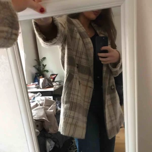  - Säljer min fina jacka som tyvärr inte kommer till användning. Passar dem flesta storlekar beroende på hur man vill att den ska sitta 