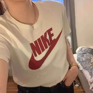  - Vit tshirt från Nike. Från killavdelningen strl S. Super snygg och i mycket bra skick! Kan mötas upp i Växjö annars står köparen för frakt 💖