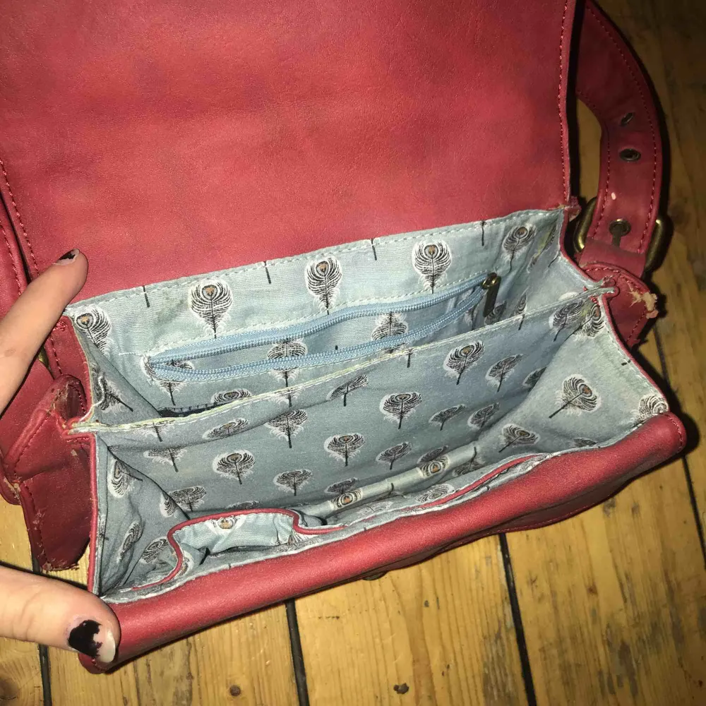 Snygg röd väska med defekter, snygg insida med massa effektiva fack! Möts i stockholm. Väskor.
