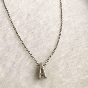  - Silvrigt halsband med ett A. Använt ett antal gånger men inget som märks. Köparen står för frakt 🥰