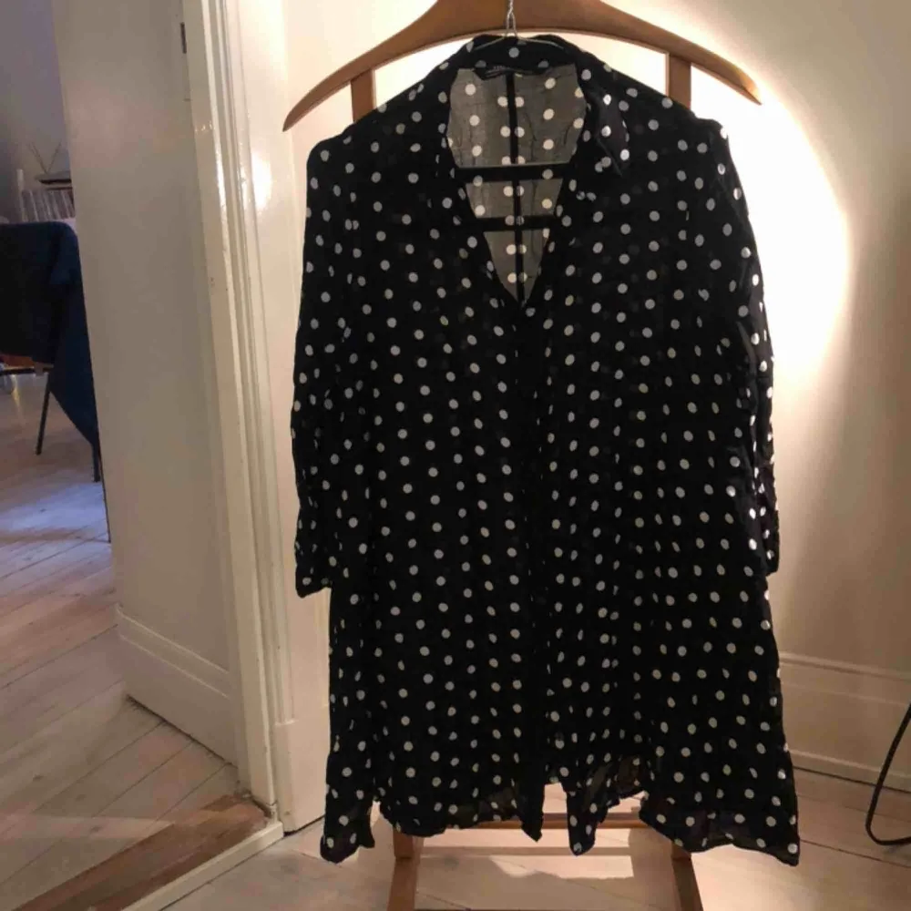 Prickig skjortklänning från Zara i härligt flowigt tyg, perfekt till jeans eller på sommaren som kort klänning/tunika.  Kan skickas mot fraktkostnad eller mötas upp i sthlm.. Blusar.