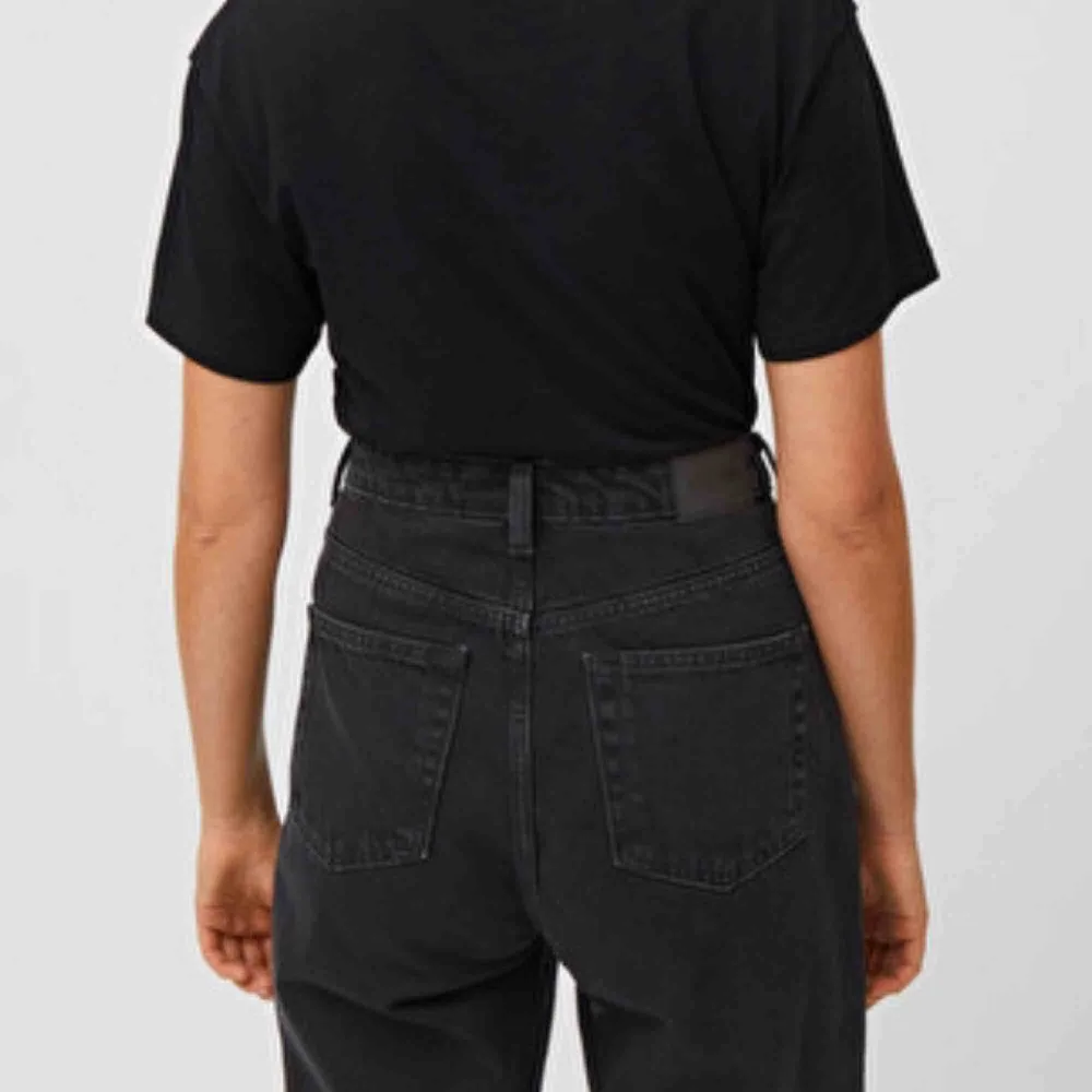 Weekday ”Rowe Extra High Straight Jeans”  • Färg: Echo Black” • Storlek 28/30.  • Orginalpris: 500kr Säljer för: 300kr+frakt. • Säljer pga för stora • Använda men i nyskick . Jeans & Byxor.