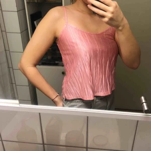 - Sockersött kort linne i ett skimrande rosa, veckat tyg. Från Topshop! Smala axelband och slutar vid naveln på mig. Glimmar till i ljuset så fint. ♥️ Betalning via Swish. Möts upp i Gävle/Uppsala, annars står köparen för frakt (+11 kr).