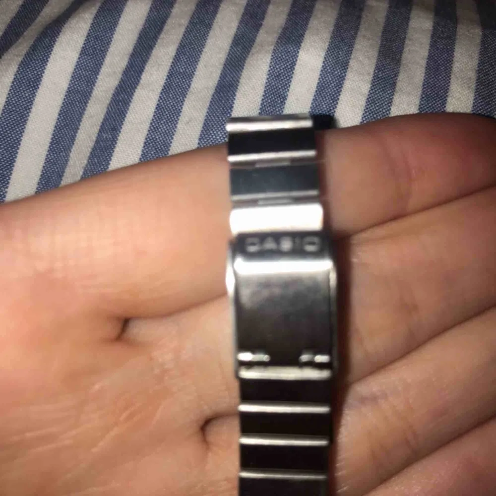 Säljer min fett snygga klocka från casio, jag säljer den då den inte kommer till användning. . Accessoarer.