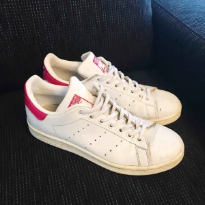  - Säljer ett par vita Stan Smith-skor med rosa detaljer. Storlek 38. Köparen står för fraktkostnad. Ställ gärna frågor! :)
