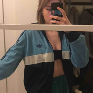  - Säljer min vintage adidas zip, riktigt snygg men kommer inte till användning, köpare står för frakt!