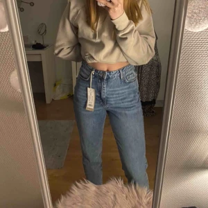  - Säljer helt nyköpta mom jeans från Gina Tricot, prislappen kvar! Storlek 38. Säljer pågrund av fel storlek. Nypris 499kr Säljer för 450kr + frakt! Står ej för postens slarv