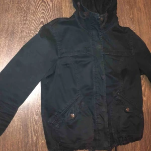  - En mörkblå jeansjacka från Hollister köpt för ett år sen och använd bara 3 gånger, i ett bra skick!