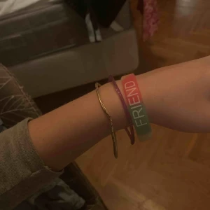  - 5kr styck men om ni köper alla tre tillsammans kostar de 10kr. Om ni bor i sthlm kan vi mötas i TC om om du är intresserad annars står kunden för frakten 