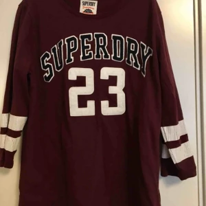  - Jag köpte denna tröja för inte så länge sen men den kändes inte som min stil😊 + frakt 50kr  Swish funkar också 📲 