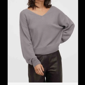  - En såå mysig Kashmir tröja från Hm, den är i 100% Kashmir och såå mjuk💕 perfekt nu till vintern, storlek S