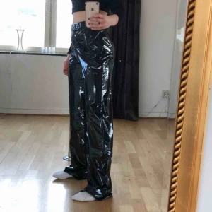  - Supersnygga vinylbyxor! Kan mötas på Södermalm eller så skickas de! Köparen står för frakt!