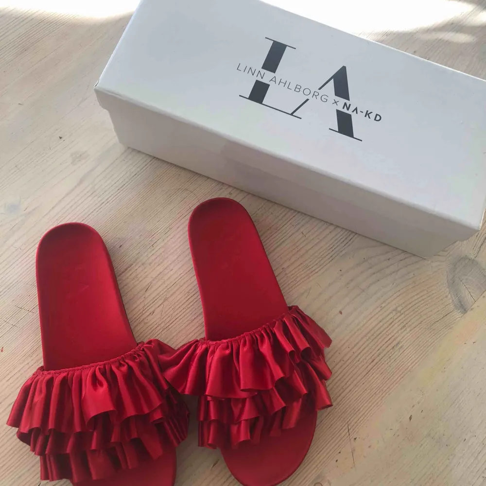 Röda sandaler i sammet med volanger från Linn Ahlborgs kollektion med NA-KD. Aldrig använda. Möts endast upp i centrala Stockholm.. Skor.