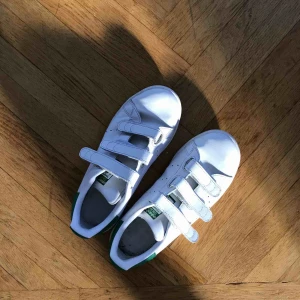 - Adidas stan smiths med karborre, storlek 37. Men passar även 37,5. I fint skick! Saknar dock sulor.
