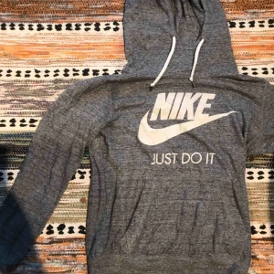  - Storlek S men passar mer en xs. Sparsamt använd, och i väldigt bra skick. Väldigt tunn!! Köparen står för frakt