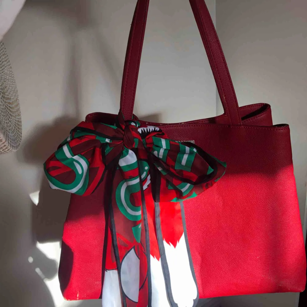 Shoppingväska från Love Moschino, kan användas på två sätt som visat på bilderna. Få slitagemärken, i övrigt bra skick. Nypris ca 2000:-. Väskor.
