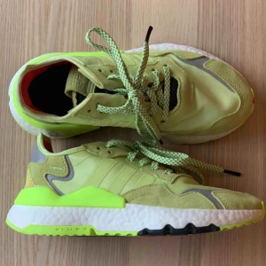  - Adidas sneakers i neon gul, knappt använd. Skön modell som sitter bra på foten, passar en strl 37-38. 