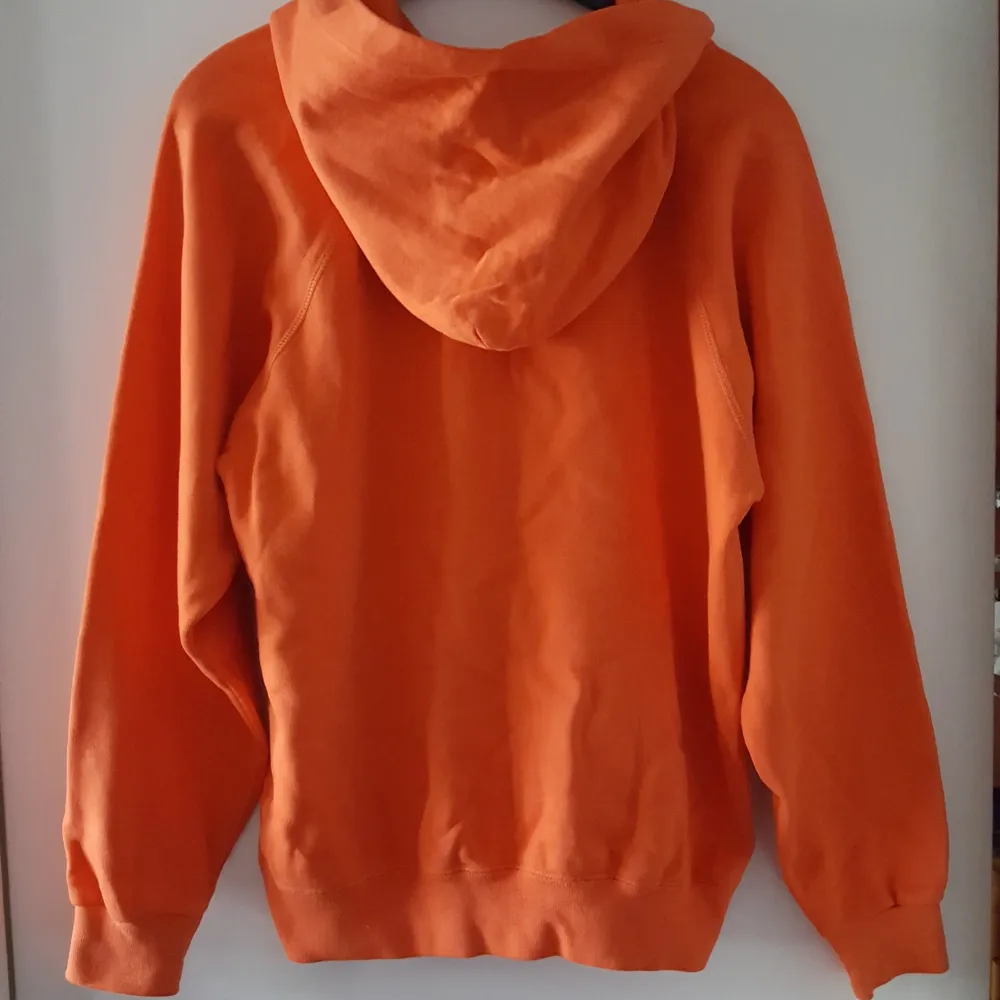 Orange Champion tröja i storlek S, skulle tro att den nog passar M också. Finns en liten fläck nedtill på ena ärmen (se bild 2) och snöret är borttaget. Den är inte fullt lika mörkt orange som på bilderna. Fraktkostnad blir 88kr.. Övrigt.