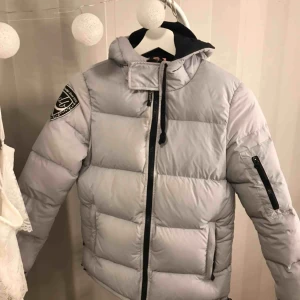 Dbrand jacka - vinterjacka från dbrand! fint skick, knappast använd då den är för liten.  899kr nypris  mitt pris :250kr + frakt ca 100kr kan prutas ner billigare vid snabb affär😊 fler bilder kan fås privat