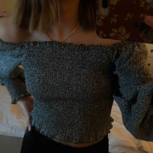  - En ljuvlig off shoulder topp! Har endast använt den en gång och är så gott som ny. Jag köpte den för 400 kr på ”Trend House”. Frakt tillkommer och betalning sker via swish. ✨